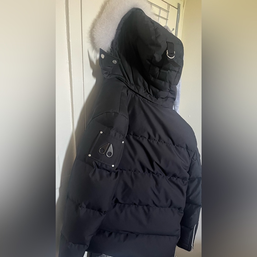 This coat is a Men’s Medium (38-40) Moose Knuckles Cloud 3Q